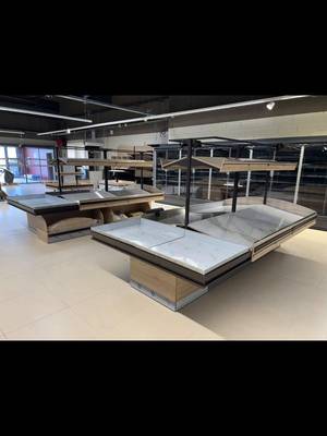 Installation de deux meubles fruits et légumes conforme au concept de l’enseigne Netto,…